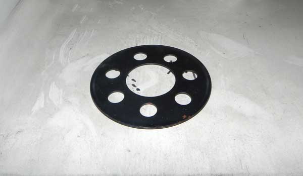 且外壳体的后侧面中部位置固定有凸块