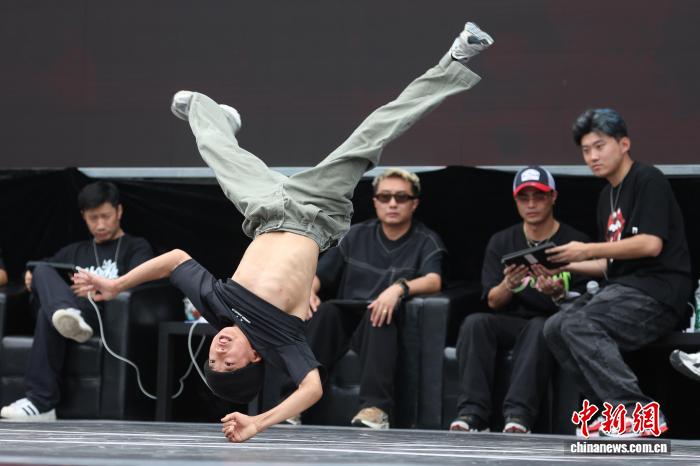 2025中国街舞联赛南京站开赛 近400选手齐聚门东街