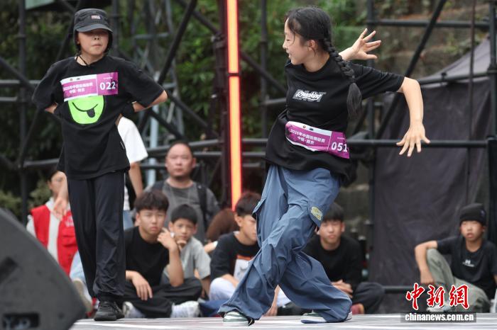 2025中国街舞联赛南京站开赛 近400选手齐聚门东街