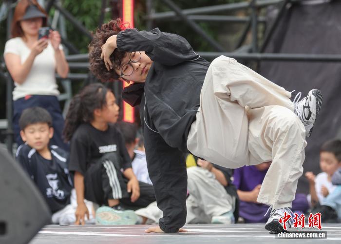 2025中国街舞联赛南京站开赛 近400选手齐聚门东街