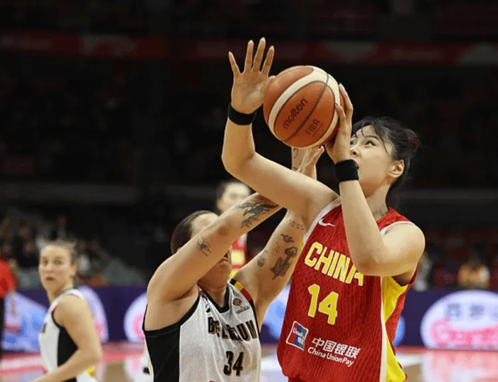 中国女篮世预赛大胜南苏丹 王思雨罗欣棫领衔爆