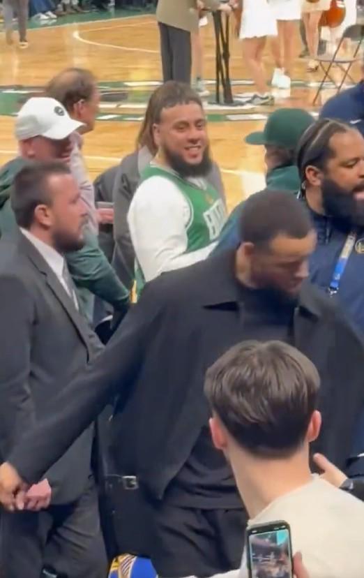 库里遭球迷拉拽引争议 复出希望浮现