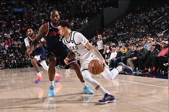 快船力克雄鹿稳居西部第八 季后赛席位争夺白热