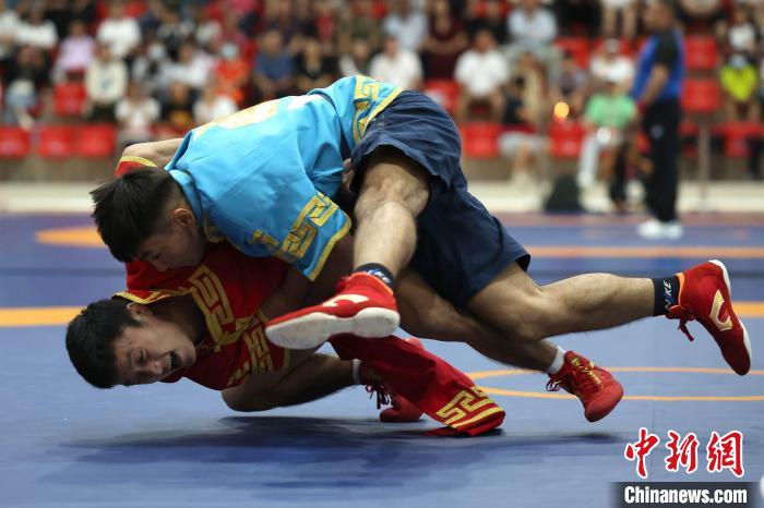 民族式摔跤赛场激烈角逐 多民族运动员共展竞技