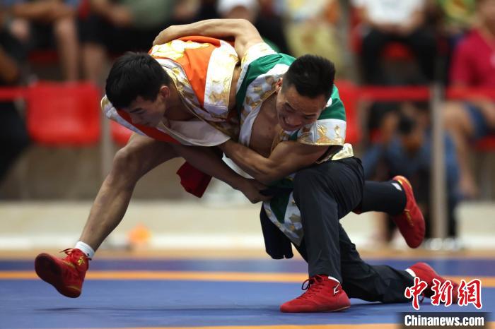 民族式摔跤赛场激烈角逐 多民族运动员共展竞技