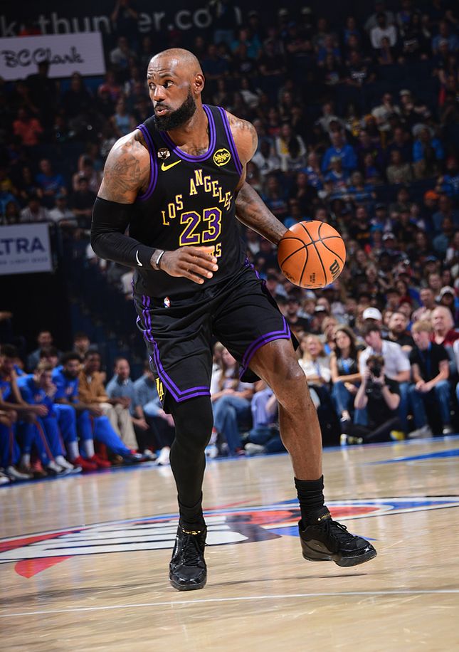 湖人半场落后31分惨败雷霆 詹姆斯悲凉离场