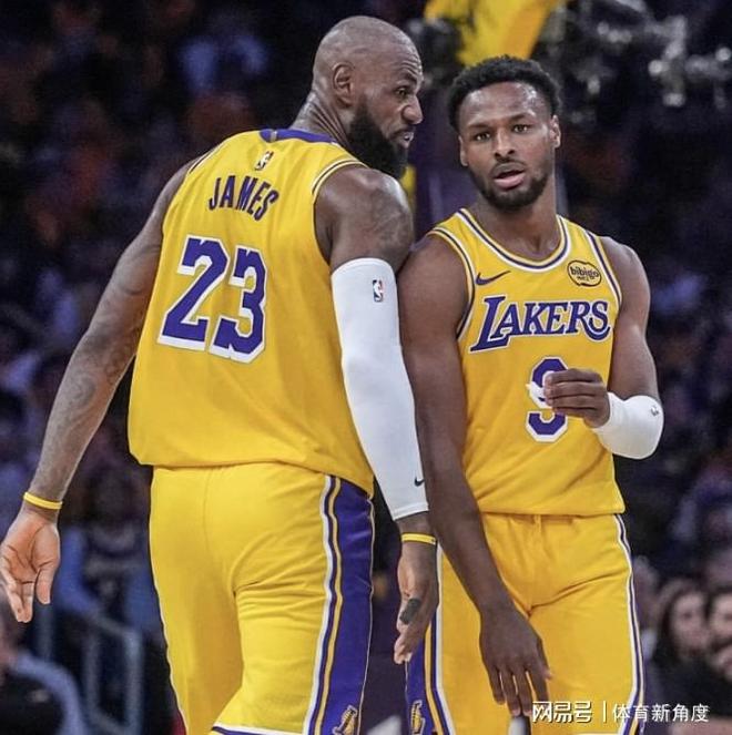 湖人队季后赛首战告捷 詹姆斯13胜纪录再添一役