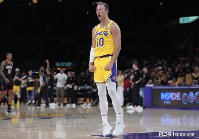 湖人队季后赛首战告捷 詹姆斯13胜纪录再添一役